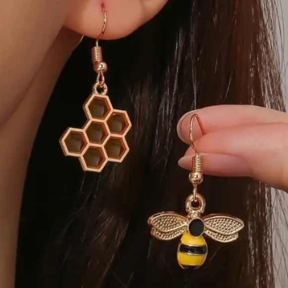 NWT Bee & Honeycomb Mismatched 22K Gold Plated Drop Earrings Fashion Jewelry - Picture 6 of 6